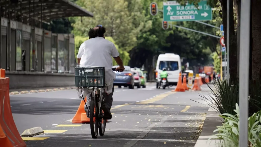 Ciclovía Insurgentes. un beneficio para miles de personas. Foto: SEMOVI