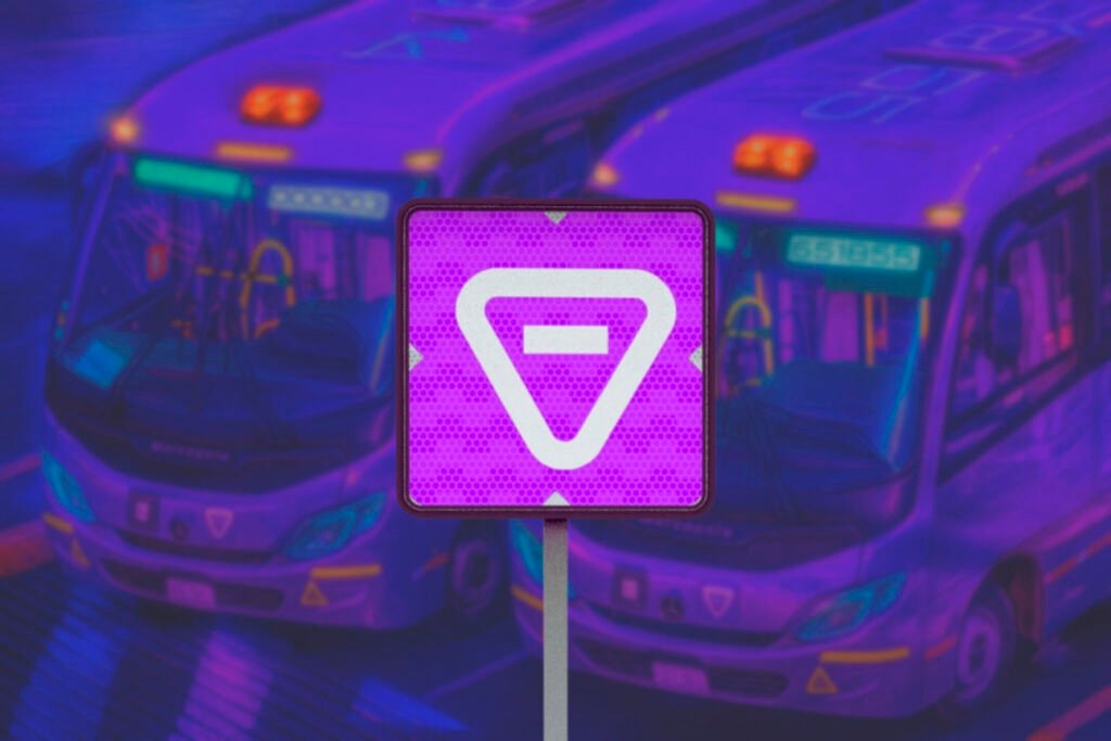 Señal de movilidad integrada con fondo morado instalada frente a unidades de transporte concesionado en la CDMX. Ideal para identificar paradas y rutas integradas.  Parte de las Señales de movilidad integrada.