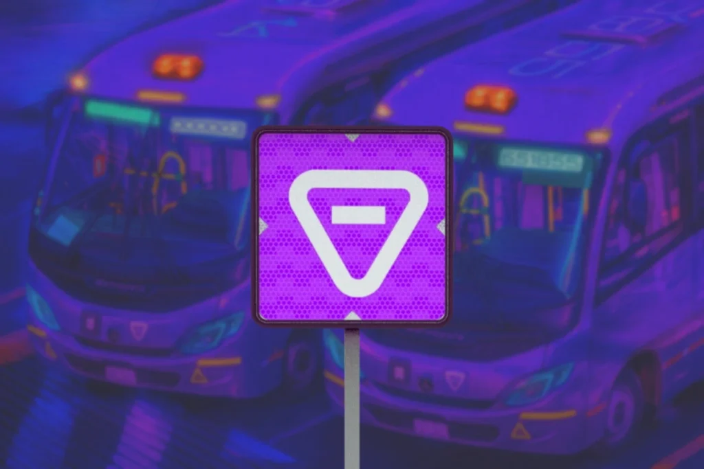 Señal de movilidad integrada con fondo morado instalada frente a unidades de transporte concesionado en la CDMX. Ideal para identificar paradas y rutas integradas.  Parte de las Señales de movilidad integrada.