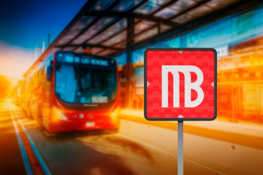 Señal de Metrobús con diseño rojo y logotipo oficial, ubicada en una estación de autobuses articulados en la CDMX. Forma parte de la señalética de movilidad integrada urbana.  Parte de las Señales de movilidad integrada.