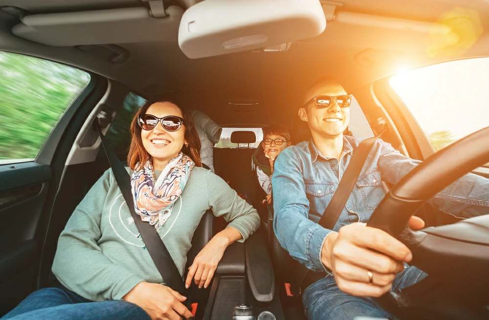 Familia disfrutando un viaje seguro en carretera, ejemplo de cómo prevenir accidentes en auto con hábitos responsables.