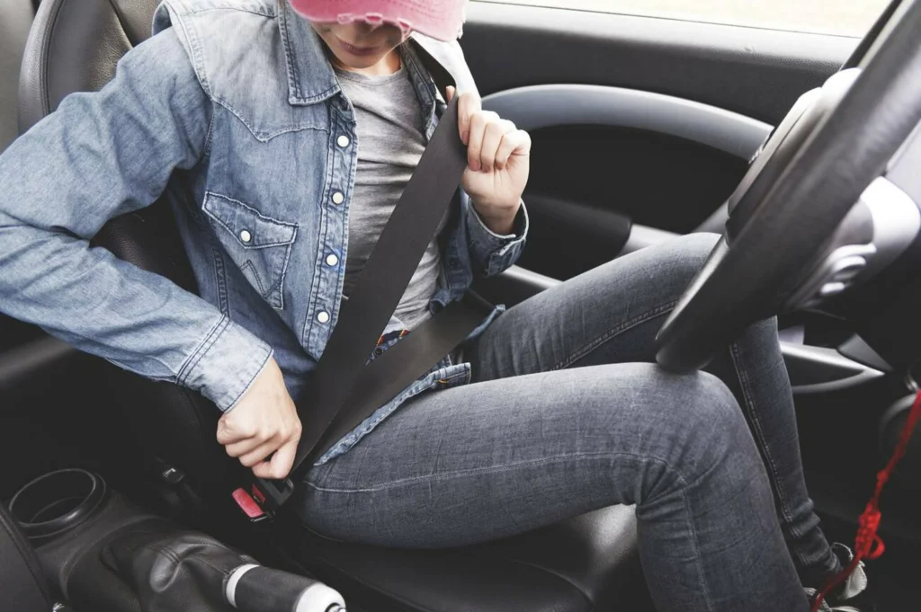 Uso correcto del cinturón de seguridad como medida clave de prevención para reducir riesgos en accidentes de auto.