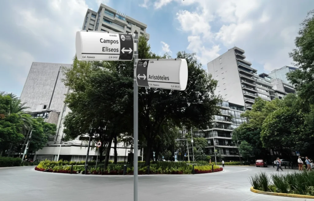 Nomenclatura de calles instalada en las calles de Polanco, CDMX.