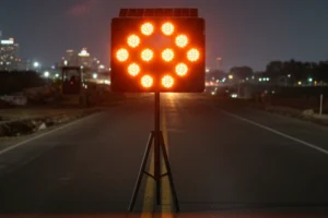 flechero luminoso, flecheros luminosos para obras viales, flechero solar para carreteras, señal luminosa direccional de tránsito, señal de advertencia luminosa LED, flechero vial con energía solar, equipo de señalización vial nocturna, dispositivo luminoso para desvíos, uso del flechero luminoso en seguridad vial, beneficios del flechero luminoso en zonas de obra, flechero luminoso con panel solar, señalización temporal con luces LED, sistema de guía vial luminoso, flechero de desvío carretero, flechero luminoso para mantenimiento vial, flechero direccional para autopistas, flechero con tecnología LED para vialidades, seguridad vial con señalización luminosa, señales luminosas para obras nocturnas, flechero luminoso portátil.