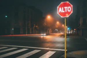 señal de alto colocada en cruce peatonal urbano señal de alto con ciclista cruzando paso cebra señal de alto en cruce escolar frente a primaria letrero de alto visible sobre ciclovía en ciudad señal de alto con base amarilla en zona residencial señal de alto solar con iluminación nocturna señal de alto con luces LED para visibilidad en la noche letrero de alto con cruce de peatones en avenida señal de alto combinada con señal escolar reflectante señal de alto instalada en esquina de colonia señal de alto reglamentaria en intersección urbana señal pare octagonal visible en vía secundaria señal de alto en avenida con paso peatonal pintado letrero alto reflectante en zona de tránsito mixto señal de alto y cruce escolar combinados en un mismo poste señal de alto con luz LED en ciudad por la noche señal pare colocada para controlar acceso vehicular señal de alto en cruce de ciclovía y peatones letrero rojo de alto instalado en intersección sin semáforo señal de alto amarilla con panel solar para zonas oscuras señal de alto doble con cruce peatonal bien delimitado letrero de alto visible al anochecer con LED señal de alto urbana con visibilidad reforzada señal de alto para reducir velocidad en calles escolares señal octagonal roja con texto alto clara y visible