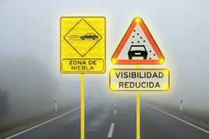 Conducir niebla consejos Luces antiniebla uso Manejar neblina seguridad Niebla accidentes prevención Distancia seguridad niebla Velocidad conducir niebla Que hacer niebla carretera Evitar choques niebla