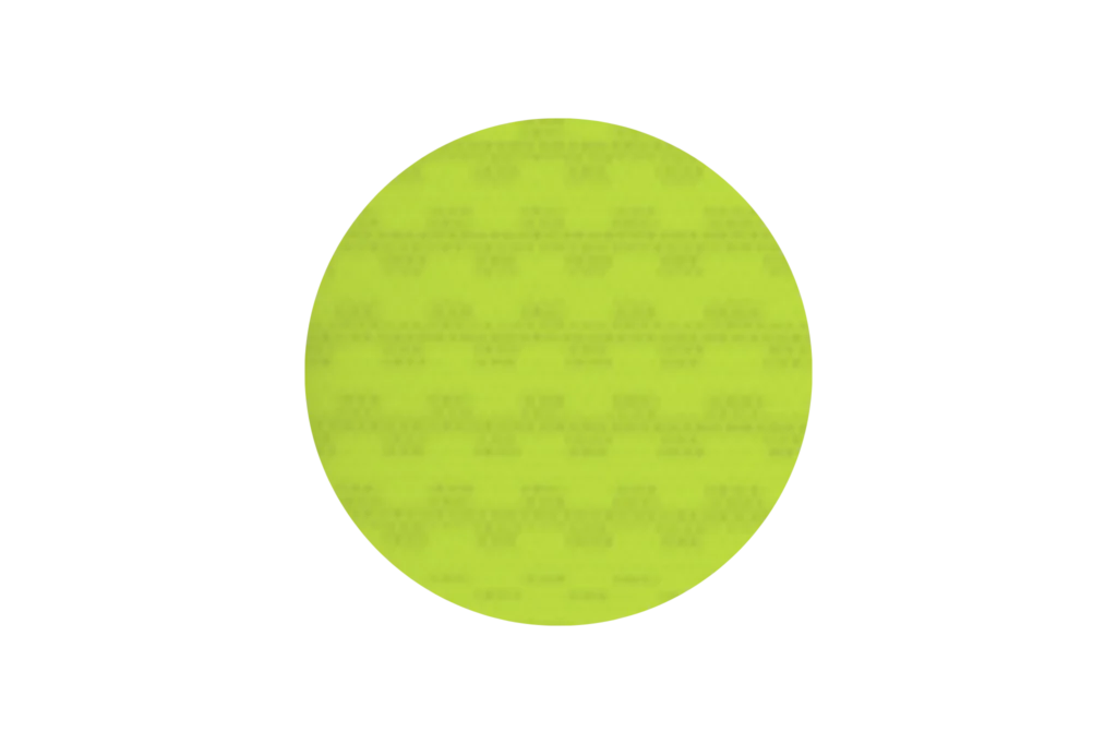 Detalle de señales fluorescentes en amarillo limón diseñadas para destacar en entornos urbanos con alta exposición a la luz natural.