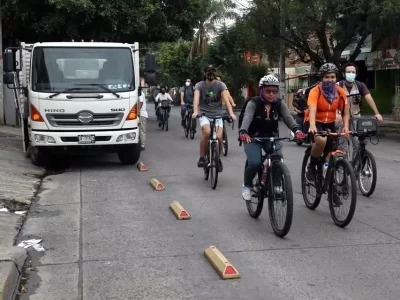 invadiendo la ciclovia El Norte